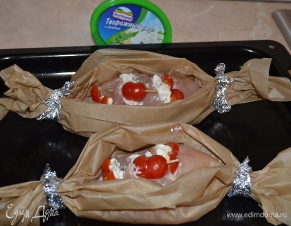 Сверху украсить помидорами черри. Выложить на бумагу для выпечки. Концы свернуть и закрепить так, чтобы получились «лодочки». 