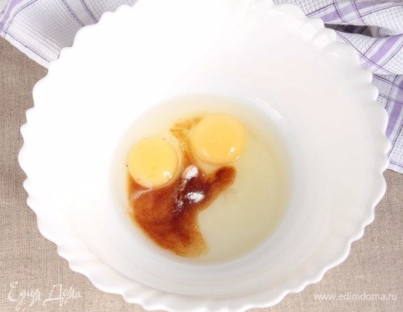 Для приготовления кляра потребуется такая чаша, чтобы ломтики беспрепятственно укладывались на ее дно. Ломтики будут в ней находиться некоторое время, пропитываясь кляром. В чашу вбить яйца куриные (2 шт.), добавить сахар коричневый (1 ст. л.) и ванилин (1/4 ч. л.).