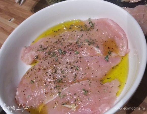 Куриное филе обмыть и обсушить салфеткой. Разрезать вдоль пополам. Посолить, поперчить, посыпать орегано и обмазать оливковым маслом. Оставить  мариноваться на 1 час. 