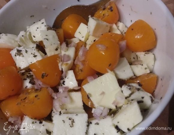 Для капрезе помидоры, у меня желтые, разрезать на половину, моцареллу нарезать кубиком, шалот мелко порубить, листья базилика порвать на кусочки (у меня сухой). Все ингредиенты смешать, посолить и поперчить. Отдельно смешать в пиале бальзамический уксус и мед или кленовый сироп. 