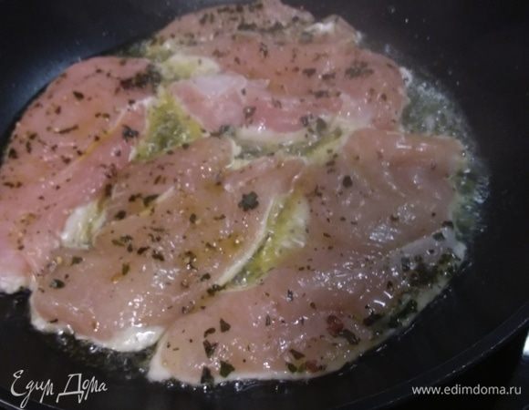 Разогреть на сковороде (идеально сковорода-гриль) оливковое масло, обжарить куриное филе с каждой стороны в течении 3 минут. После того, как вы филе перевернете на другую сторону, сбрызните его лимонным соком. В самом конце влейте соус из бальзамического уксуса. 