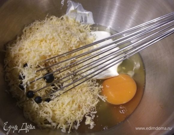 В миске соединить яйца, сметану и пармезан, натертый на мелкой терке. Посолить с учетом солености пармезана и поперчить. Смешать до однородности, но не взбивать. 