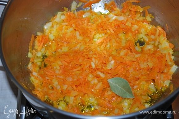 Обжарить до золотистого цвета морковь и лук, добавить лавровый лист.