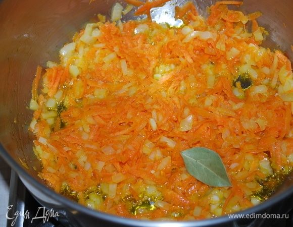 Обжарить до золотистого цвета морковь и лук, добавить лавровый лист.