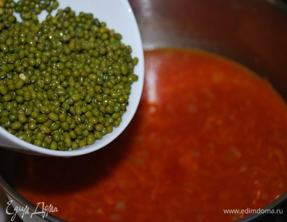 Добавить маш и варить почти до готовности примерно 35 минут.