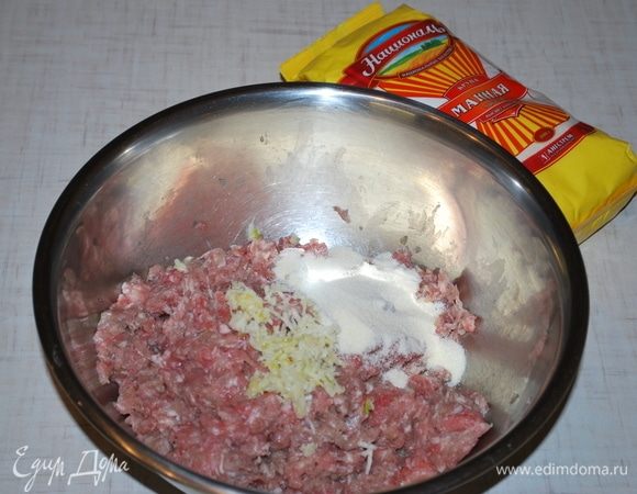 В фарш добавить чеснок и манную крупу ТМ «Националь». Все хорошо перемешать. У меня фарш из баранины и говядины.