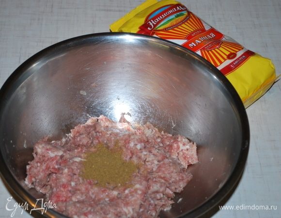 Добавить в фарш щепотку кумина и черный перец. Хорошо перемешать.