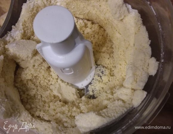 Удобнее всего приготовить тесто в блендере. Просто соединить в блендере все ингредиенты (масло должно быть хорошо охлажденным, порезанным на кубики) и перебить в крошку. Держа на готове ледяную воду, начинаем подливать воду к крошке до тех пор, пока тесто не соберется в комок. Мне хватило 3 ст. л. Тесто сразу раскатать на припыленной мукой поверхности в круг диаметром приблизительно 30 см. Разъемную форму диаметром 22 см смазать маслом и посыпать мукой. Выложить тесто в форму, образуя высокие бортики и отправить в холодильник на 1 час. 