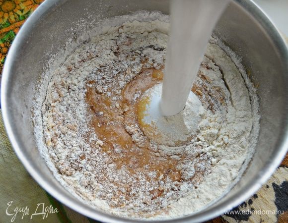 Муку смешать с корицей, разрыхлителем и содой, добавить к жидким ингредиентам и перемешать.