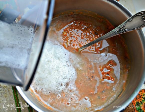 Затем добавляем тертую морковь, апельсиновую цедру, орехи и взбитые белки. Аккуратно перемешиваем.