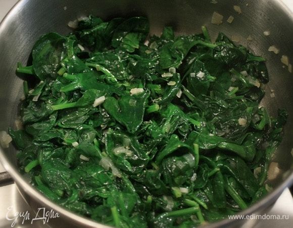 Нагреть в сотейнике масло, добавить мелко рубленые лук и чеснок, пассеровать их до прозрачности. Затем выложить к ним шпинат, помешивая, готовить 5–7 минут на среднем огне. В конце добавить лимонный сок, соль, перец по вкусу. Начинку остудить.
