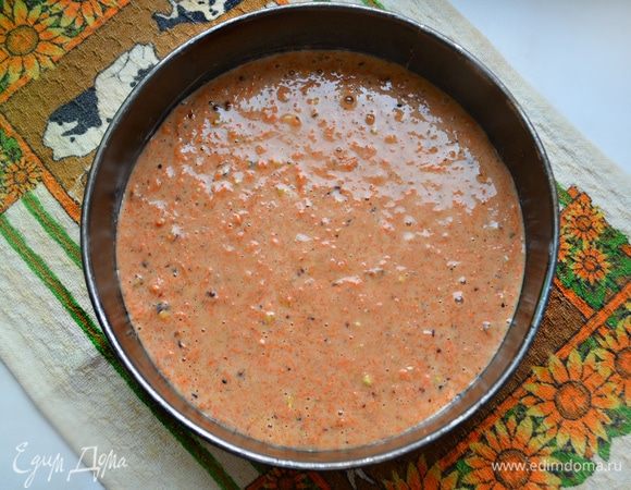 Фому для выпечки (у меня d=24 см) смазать маслом и вылить половину подготовленной смеси. Выпекать 2 бисквита в нагретой до 180°С духовке около 40 мин. (спичкой проверяйте готовность коржей, поскольку в вашей духовке время приготовления может быть чуть меньше или больше).