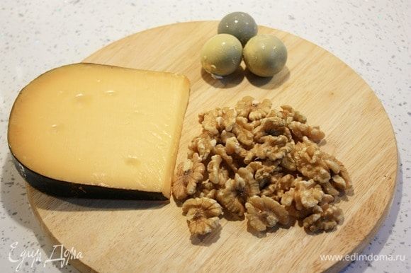 Сыр (желтый) гауда или эдам натереть на крупной терке и смешать с размятыми желтками. Добавить рубленые грецкие орехи, тмин, майонез и хорошо все перемешать.