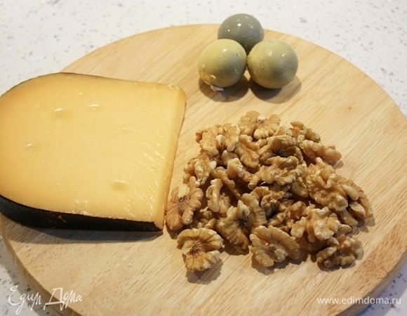 Сыр (желтый) гауда или эдам натереть на крупной терке и смешать с размятыми желтками. Добавить рубленые грецкие орехи, тмин, майонез и хорошо все перемешать.