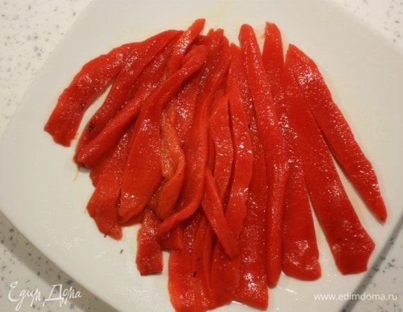 Запеченный маринованный перец (150 г) нарезать вдоль тонкими полосками. Если есть семена, удалить их.

