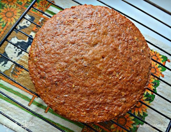 Готовые коржи полностью остудите на решетке.