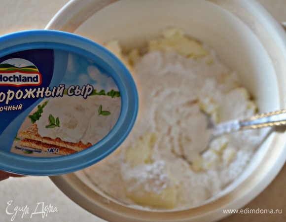 Далее приступим к приготовлению крема. Размягченное сливочное масло взбиваем до воздушности с ванильным сахаром, затем добавляем в несколько приемов творожный сыр Hochland (комнатной температуры) и сахарную пудру. 