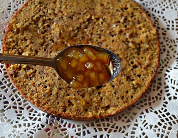 Приступаем к сборке торта. Коржи разрезаем на 2 части. На тарелку выкладываем 1-й корж и пропитываем апельсиновым вареньем или джемом. Готовлю я его по рецепту Светланы уже не один год, очень вам рекомендую!  https://www.edimdoma.ru/retsepty/77826-varenie-iz-apelsinovyh-korok