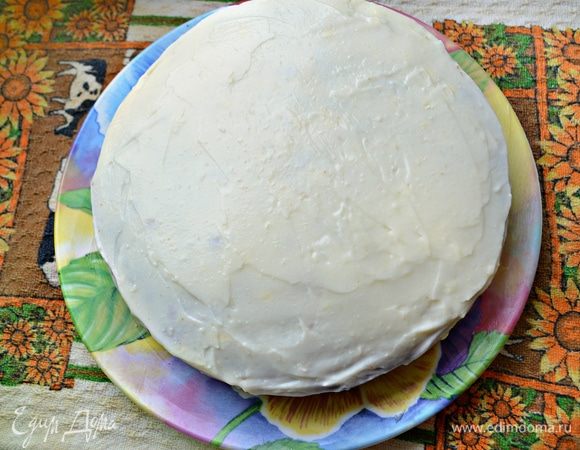 Далее корж обильно смазываем кремом и выкладываем следующий, слегка прижимая. Так проделываем с каждым коржом, не забывая промазывать внешние края торта.