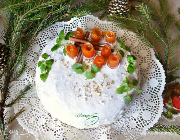 Готовый торт я припорошила сахарной пудрой и украсила апельсиновыми цукатами-завитушками, сахарными бусинками, корицей и мятой.
Апельсиновые завитушки я готовила по рецепту Викули https://www.edimdoma.ru/retsepty/56672-varenie-apelsinovye-zavitushki-s-koritsey Вкусные, ароматные и красивые они прекрасно украсили этот тортик!