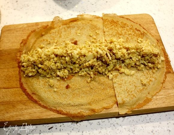 2 блинчика разрезать пополам. На 4 целых блинчика уложить эти половинки, создавая овалы для рулетов, равные длине тушки. На каждую основу выложить начинки и свернуть тугими рулетами. Ингредиенты рассчитаны так, что все рулеты получаются примерно равными по диаметру. Не нужно делать более 4 рулетов! Этого количества вполне достаточно, иначе кожа может лопнуть от натяжения.