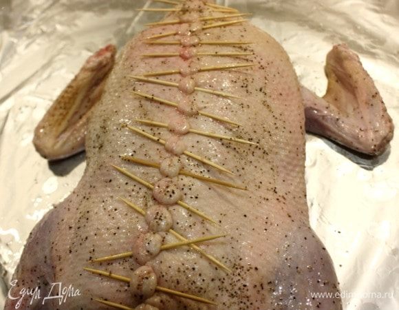 С помощью зубочисток соединить края разреза. Длинную кулинарную нить накинуть на первую зубочистку на шее и, перекрещивая после каждой, обвивать последующую в виде 8. Таким образом, края кожи окажутся плотно стянутыми. Концы нити прочно связать.
