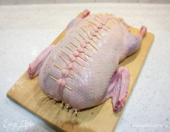 Вся начинка утки должна быть полностью упакована, отверстия нежелательны. Ножки связать вместе. В этом случае я решила обрезать острые концы зубочисток, чтобы случайно не проткнули фольгу.
Кожу утки проколоть в нескольких местах зубочисткой, желательно там, где под ней есть мясо.