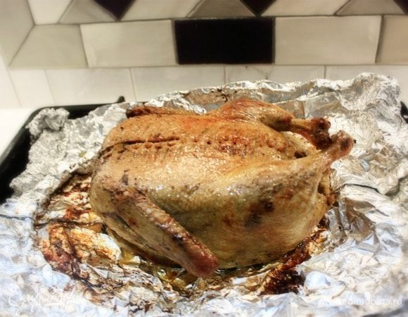 Запекать в течение 40 мин., затем развернуть фольгу, удалить зубочистки и нить. Проткнуть ножом толстую часть ножки и проверить на готовность. Если вытекает прозрачный светлый сок, то утка практически готова.
Утку перевернуть спинкой вверх и запекать еще 15–20 минут до подрумянивания шкурки. Температуру можно немного убавить.
Я никогда не готовлю утку часами. Может быть из-за того, что в плотно закрытом конверте из фольги она оказывается как в скороварке, но указанного времени мне вполне достаточно для того, чтобы получить нежное сочное мясо. Тушки беру небольшие на 1,5 кг, мах — 2 кг.