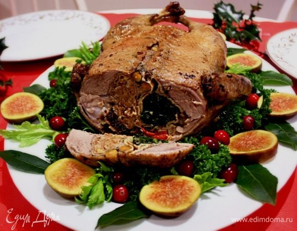 Готовую утку переложить на блюдо и подавать с брусничным или клюквенным джемом, с чатни. Она хороша как в горячем, так и в  холодном виде.
