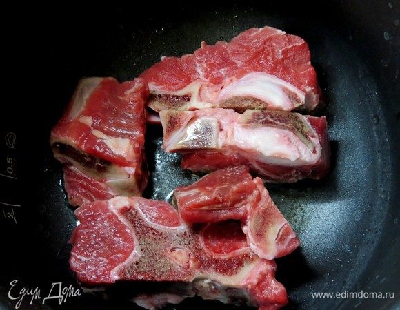 Бульон для винного соуса следует приготовить накануне вечером. Обжарить кости в глубокой кастрюле с толстым дном на оливковом масле на сильном огне. Я обжарила в мультиварке, там же варила потом бульон.