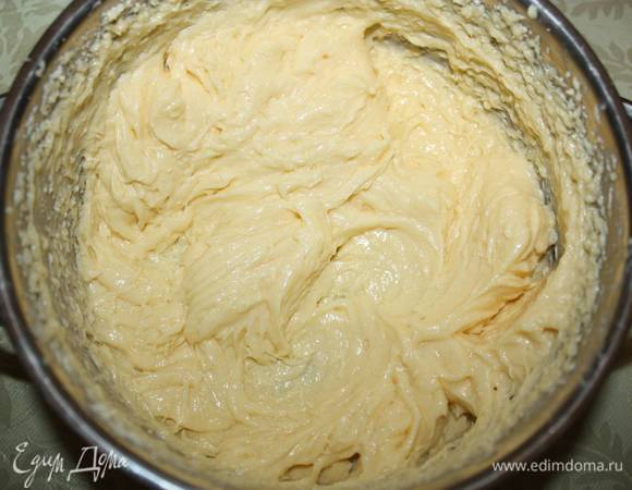 Сливочное масло и сахарный песок растереть до пышного состояния. Затем добавить желток и соль. Все хорошо перемешать.