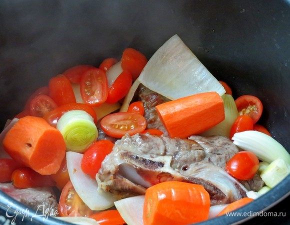 Очищаем и крупно режем овощи (лук, лук-порей, морковь, помидоры). У меня крупных помидоров не оказалось, использовала упаковку помидоров черри.