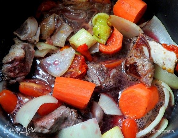 Овощи слегка подрумянить вместе с мясом, влить сухое красное вино. Как только спирт испарится, влить 3 литра воды, довести до кипения и варить примерно 3 часа под крышкой.