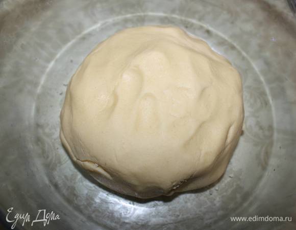 Замесить тесто. Убрать его в холодильник минут на 20–30. 