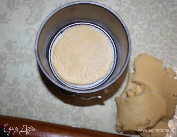 Спустя 20–30 минут достать тесто из холодильника. Раскатать толщиной 1–1,5 см. Вырезать круглые формы. 