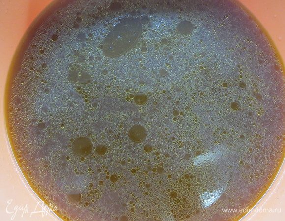 Через 8 часов удалить с поверхности бульона жир.