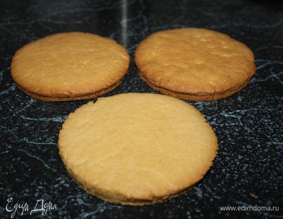Испечь в духовке, разогретой до 200–230°С, до золотистого цвета. Вынув из духовки, остудить. 