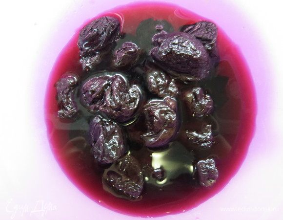 Делаем рулет. Зеленую фасоль (у меня плоская сорта Романо) и грибы разморозить. Чернослив замочить в вине на полчаса.  