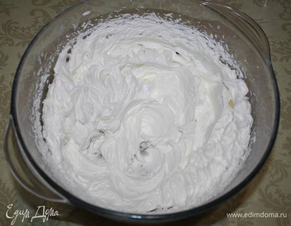 Охлажденные сливки взбить миксером. 