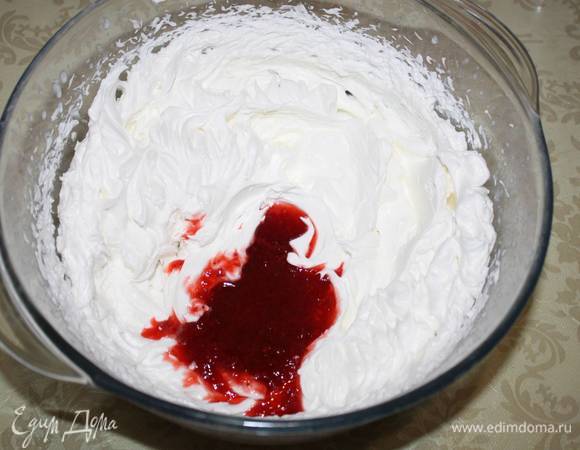 Ввести клубничное пюре. 