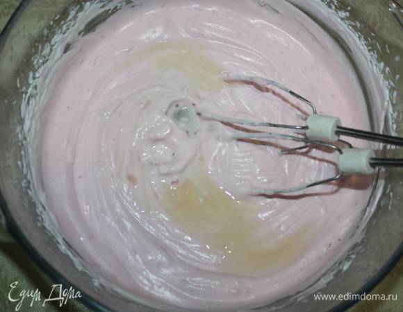 Тщательно перемешать и добавить распущенный желатин. 