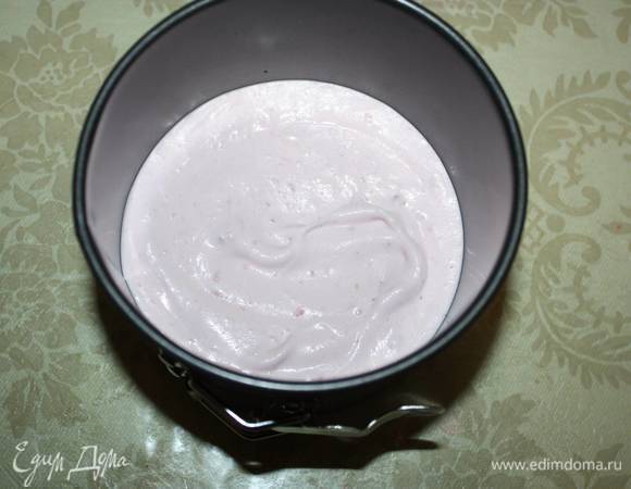 На дно разъемной формы положить песочное основание и выложить сверху клубнично-сливочный крем. Отправить в холодильник на 2–3 часа. 