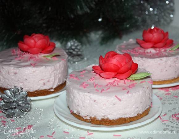 Спустя 2–3 часа снять разъемную форму и украсить сахарными цветами.  