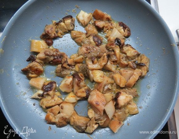 Грибы нарезать кубиком и обжарить на сковороде на сливочном масле. 