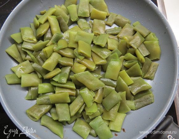 Зеленую фасоль обжарить на сковороде на оливковом масле, добавить чеснок.
Вареную морковь нарезать кубиками.