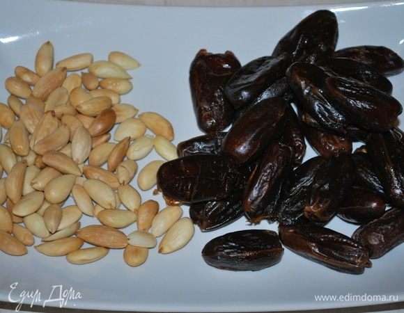 Подготовить миндаль и финики.