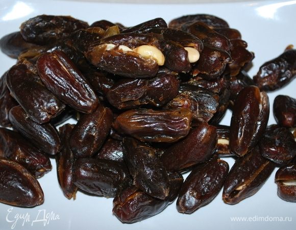Финики начинить жареным миндалем. Убрать финики в морозильную камеру, пока будем готовить шоколад.