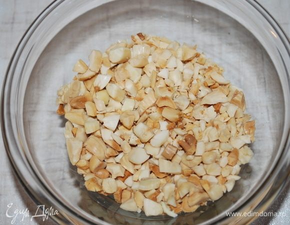 Остатки миндаля измельчить.