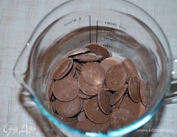 Молочный шоколад растопить в микроволновой печи.