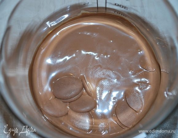 Шоколад растопить в несколько этапов по 30 секунд, чтобы не перегреть. Добавить в шоколад растительное масло без запаха и хорошо все пробить блендером.